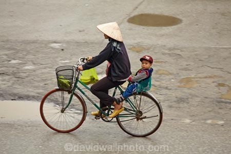 Asia;Asian-conical-hat;Asian-conical-hats;bicycle;bicycles;bike;bikes;child;children;conical-hat;conical-hats;cycle;cycler;cyclers;cycles;cyclist;cyclists;leaf-hat;leaf-hats;Ninh-Binh;Ninh-Bình-province;Ninh-Hai;non-la;Northern-Vietnam;nón-lá;palm_leaf-conical-hat;people;person;push-bike;push-bikes;push_bike;push_bikes;pushbike;pushbikes;rain;raining;rainy;South-East-Asia;Southeast-Asia;street;street-scene;street-scenes;streets;Van-Lam-Village;Vietnam;Vietnamese;Vietnamese-conical-hat;Vietnamese-conical-hats;Vietnamese-hat;Vietnamese-hats;Vietnamese-symbol;woman;women