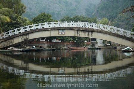 Asia;bridge;bridges;foot-bridge;foot-bridges;footbridge;footbridges;Ngo-Dong-River;Ninh-Binh;Ninh-BÃ¬nh-province;Ninh-Hai;Northern-Vietnam;pedestrian-bridge;pedestrian-bridges;reflection;river;rivers;South-East-Asia;Southeast-Asia;Tam-Coc;Tan-Coc;Three-Caves;Trang-An-Lanscape-Complex;Trang-An-World-Heritage-Site;UN-world-heritage-area;UN-world-heritage-site;UNESCO-World-Heritage-area;UNESCO-World-Heritage-Site;united-nations-world-heritage-area;united-nations-world-heritage-site;Van-Lam-Village;Vietnam;Vietnamese;water;world-heritage;world-heritage-area;world-heritage-areas;World-Heritage-Park;World-Heritage-site;World-Heritage-Sites