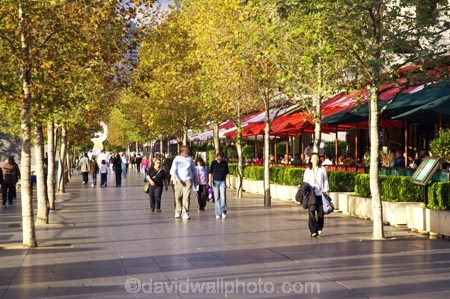 al-fresco;alfresco;Austalia;australasia;australian;avenue;cafe;cafes;casino;casinos;crown-towers-casino;Melbourne;pedestrian;pedestrians;people;restaurant;restaurants;Southbank;trees;Victoria;walk;walking;Yarra-Promenade