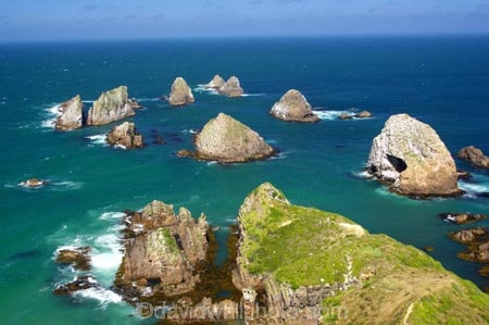 bluff;bluffs;Catlins-District;cliff;cliffs;clutha-district;coast;coastal;coastline;horizon;natural;New-Zealand;Nugget-Point;ocean;pacific;people;rock;rocks;rocky;sea;South-Island;south-otago;The-Nuggets;wave;waves