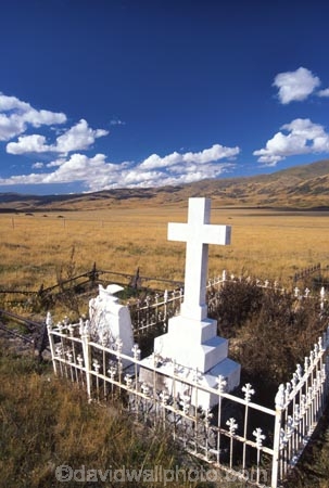 grave;graves;tombstone;tomestones;memorial;remember;cross;white;ironwork;wrought-iron;fence;fenced;alone;isolated;rememberance;goldrush;gold-rush;goldfields;gold-fields