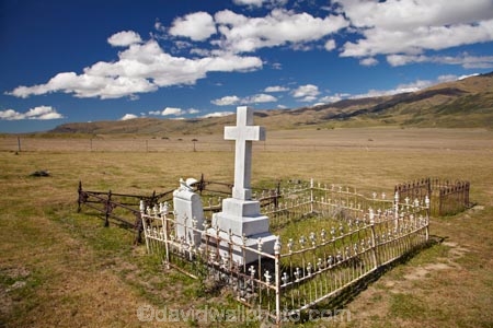 alone;burial-ground;burial-grounds;burial-site;burial-sites;cemeteries;cemetery;Central-Otago;cross;fence;fenced;gold-fields;gold-rush;goldfields;goldrush;grave;grave-stone;grave-stones;grave_stone;grave_stones;graves;gravesite;gravesites;gravestone;gravestones;graveyard;graveyards;ironwork;isolated;memorial;N.Z.;Nevis-Valley;New-Zealand;NZ;Otago;remember;rememberance;S.I.;SI;South-Is.;South-Island;tomb;tombs;tombstone;tombstones;tomestones;white;wrought-iron