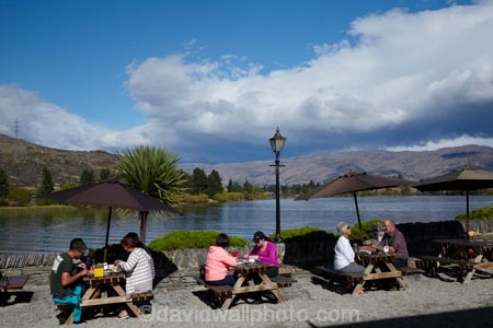 bar;bars;cafe;cafes;Central-Otago;coffee-shop;coffee-shops;Cromwell;Cromwell-Old-Town;diner;diners;dining;lake;Lake-Dunstan;lakes;N.Z.;New-Zealand;NZ;Old-Cromwell-Town;Otago;people-person;restaurant;restaurants;S.I.;SI;South-Is;South-Island;Sth-Is