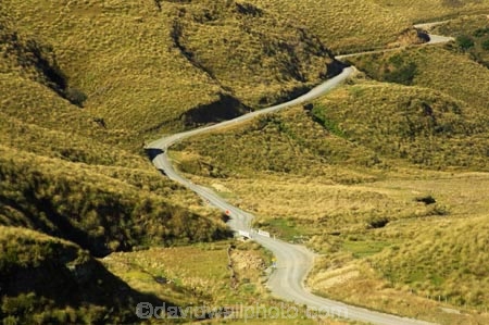 countryside;dusty;gravel-road;gravel-roads;Lake-Mahinerangi;lawrence;metal-road;metal-roads;metalled-road;metalled-roads;New-Zealand;Otago;Road;roads;rural;South-Island;tussock;Tussocks