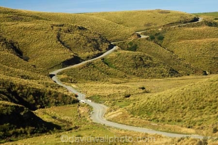 countryside;dusty;gravel-road;gravel-roads;Lake-Mahinerangi;lawrence;metal-road;metal-roads;metalled-road;metalled-roads;New-Zealand;Otago;Road;roads;rural;South-Island;tussock;Tussocks