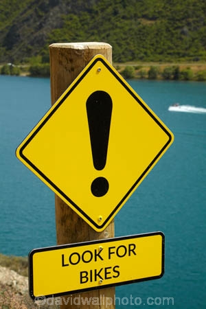 Central-Otago;Cromwell;Cromwell-Gorge;cycle-track;cycle-trail;cycleway;exclaimation-mark;Lake-Dunstan;Lake-Dunstan-Cycle-Track;Lake-Dunstan-Cycle-Trail;Lake-Dunstan-Cycleway;Lake-Dunstan-Track;Lake-Dunstan-Trail;N.Z.;New-Zealand;NZ;Otago;S.I.;SI;sign;signs;South-Is;South-Island;Sth-Is;warning-sign;warning-signs