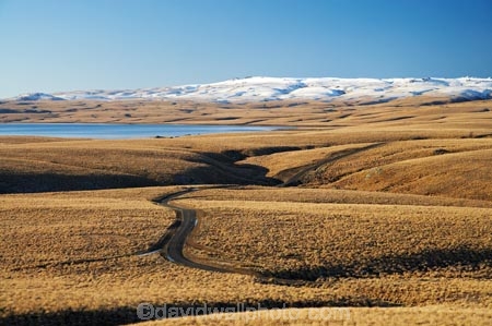 altitude;back-country;backcountry;Central-Otago;Central-Otago-peneplain;country;countryside;dam;dams;farm;farming;farmland;farms;gravel-road;gravel-roads;Great-Moss-Swamp;high-altitude;high-country;highcountry;highland;highlands;lake;lakes;Lammermoor-Range;Lammermoor-Ranges;Logan-Burn-Dam;Logan-Burn-Reservoir;Loganburn-Dam;Loganburn-Reservoir;Maniototo;metal-road;metal-roads;metalled-road;metalled-roads;mount;mountain;mountainous;mountains;mt;mt.;N.Z.;New-Zealand;NZ;Old-Dunstan-Road;Old-Dunstan-Track;Old-Dunstan-Trail;Otago;Otago-peneplain;range;ranges;remote;remoteness;road;roads;Rock-and-Pillar-Range;rural;S.I.;SI;snow;snow-capped;snow_capped;snowcapped;snowy;South-Is.;South-Island;tussock;tussocklands;tussocks;uplands