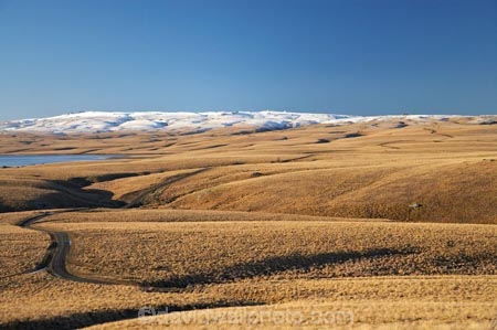 altitude;back-country;backcountry;Central-Otago;Central-Otago-peneplain;country;countryside;dam;dams;farm;farming;farmland;farms;gravel-road;gravel-roads;Great-Moss-Swamp;high-altitude;high-country;highcountry;highland;highlands;lake;lakes;Lammermoor-Range;Lammermoor-Ranges;Logan-Burn-Dam;Logan-Burn-Reservoir;Loganburn-Dam;Loganburn-Reservoir;Maniototo;metal-road;metal-roads;metalled-road;metalled-roads;mount;mountain;mountainous;mountains;mt;mt.;N.Z.;New-Zealand;NZ;Old-Dunstan-Road;Old-Dunstan-Track;Old-Dunstan-Trail;Otago;Otago-peneplain;range;ranges;remote;remoteness;road;roads;Rock-and-Pillar-Range;rural;S.I.;SI;snow;snow-capped;snow_capped;snowcapped;snowy;South-Is.;South-Island;tussock;tussocklands;tussocks;uiplands;upland;uplands