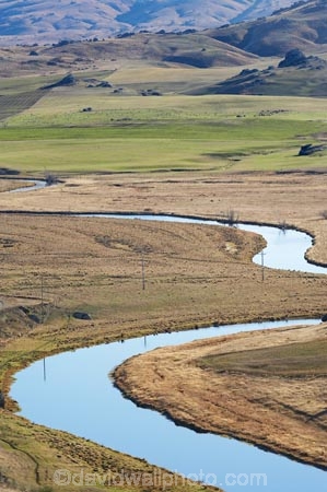 agricultural;agriculture;calm;Central-Otago;Central-Otago-peneplain;country;countryside;curve;curves;farm;farming;farmland;farms;field;fields;Maniototo;meadow;meadows;N.Z.;New-Zealand;NZ;Otago-peneplain;paddock;paddocks;pasture;pastures;river;rivers;rural;S.I.;SI;South-Is.;South-Island;still;Taieri-River;Taieri-Scroll-Plain;uiplands;upland;windless