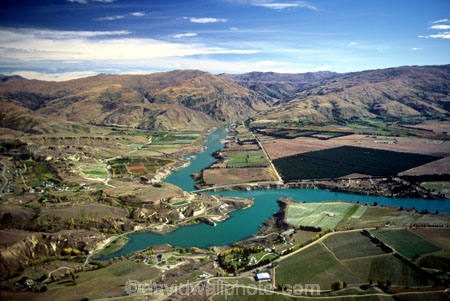 aerials;Bannockburn-Heights;Cairnmuir;Carrick;crop;crops;cultivation;farm;farming;farms;field;fields;grape;grapes;grapevine;horticulture;lakes;mountain;mountains;Mt-Difficulty;row;rows;rural;vine;vines;vineyard;vineyards;vintage;wine;wineries;winery;wines