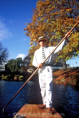 boat;boats;gondola;gondolier;poler;punt;punting;rivers;stream;streams;tourism;tourist;tourists