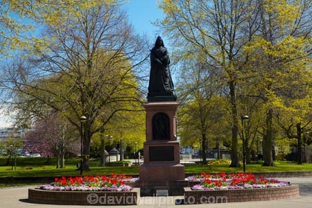 bloom;blooming;blooms;blooning;Canterbury;Christchurch;floral;flower;flower-bed;flower-beds;flower-garden;flower-gardens;flowers;garden;gardens;N.Z.;New-Zealand;NZ;public-flower-garden;public-garden;public-gardens;Queen-Victoria-Statue;S.I.;SI;South-Is;South-Island;spring;spring-time;spring_time;springtime;statue;statues;Sth-Is;tree;trees;Victoria-Sq;Victoria-Square;Victoria-Statue