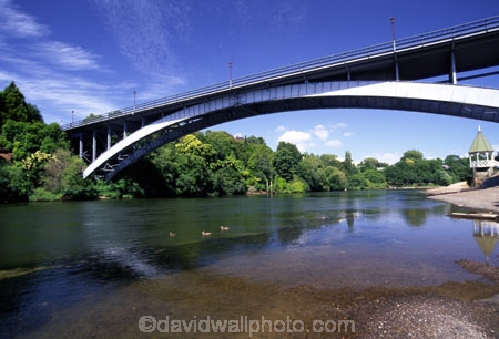 bridge;bridges;curve;curves;house;houses;residential;rivers;town