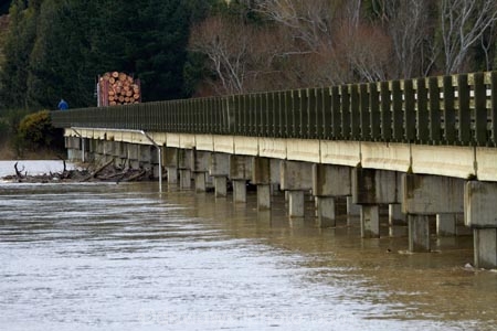 bad-weather;bridge;bridges;deluge;Dunedin;extreme-weather;flood;flood-water;flood-waters;flooded-Taieri-River;flooding;floods;floodwater;floodwaters;heavy-haulage;Henley;high-water;infrastructure;inundate;log-hauler;log-haulers;log-lorries;log-lorry;log-truck;log-trucks;logging-lorries;logging-lorry;logging-truck;logging-trucks;N.Z.;New-Zealand;NZ;on-flood;Otago;river;rivers;road-bridge;road-bridges;S.I.;SI;South-Is;South-Is.;South-Island;Sth-Is;swollen-river;Taieri;Taieri-Plain;Taieri-Plains;Taieri-River;Taieri-River-Bridge;Taieri-River-in-flood;traffic-bridge;traffic-bridges;transport;transportation;water;weather;wet