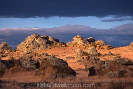 Middlemarch;Otago;Sutton;Salt-Lake;dry;rocky;rock;rocks;mountain;mountains;sparse;cloud;clouds;cloudy;grey;brown;empty;bleak;tranquil;peaceful;tussock;tussocks;grass;grassy;strath-taieri