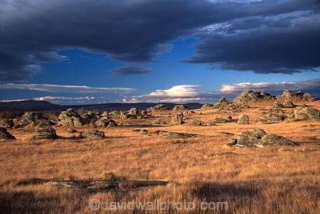 Middlemarch;Otago;Sutton;Salt-Lake;dry;rocky;rock;rocks;mountain;mountains;sparse;cloud;clouds;cloudy;grey;brown;empty;bleak;tranquil;peaceful;tussock;tussocks;grass;grassy;strath-taieri
