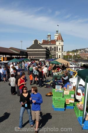Dunedin;Otago;farmer;farmers;market;Railway-Station;people;crowd;crowded;gathering;stall;stalls;colour;food;produce