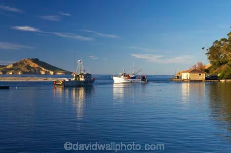 coast;coastal;coastline;coastlines;coasts;estuaries;estuary;fishing-boat;fishing-boats;inlet;inlets;Karitane;lagoon;lagoons;New-Zealand;ocean;Otago-Coast;sea;shore;shoreline;shorelines;shores;South-Island;tidal;tide;water