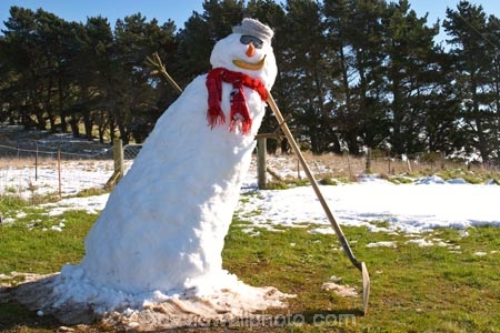 cold;fall-over;falling-over;falls-over;freeze;freezing;lean;leaning;leans;season;seasonal;seasons;snow;snow-man;snow-men;snow-person;snow_man;snow_men;snow_person;snowing;snowman;snowmen;snowperson;snowy;topple;white;winter