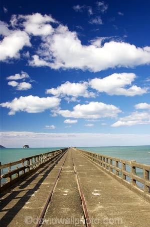 beach;beaches;coast;coastal;coastline;east-coast;Eastland;historic;historical;jetties;jetty;new-zealand;New-Zealands-longest-pier;north-is.;north-island;ocean;pacific;pier;piers;sea;shore;shoreline;tolaga;Tolaga-Bay;tologa;vanishing-point;waves;wharf;wharfs;wharves