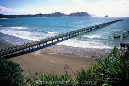 east-coast;piers;wharf;wharves;jetty;jetties;beach;beaches;coast;coastal;coastline;shoreline;shore;waves;sea;ocean;pacific