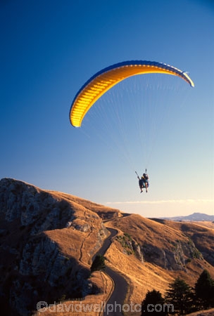 fly;flying;flies;soar;soaring;paraglide;paraglides;paragliders;paragliding;parapont;paraponts;paraponter;paraponters;paraponting;parasail;parasails;parasailer;parasailers;parasailing;cliff;bluff;jump