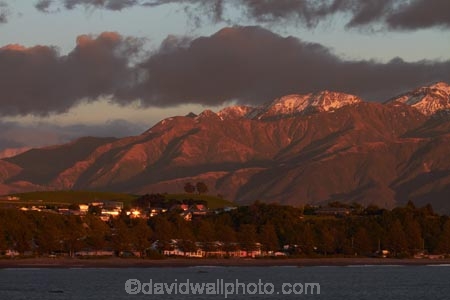 break-of-day;cloud;clouds;coast;coastal;coastline;coastlines;coasts;dawn;dawning;daybreak;first-light;Kaikoura;Kaikoura-Coast;Kaikoura-Range;Kaikoura-Ranges;Marlborough;morning;mountain;mountains;New-Zealand;NZ;ocean;oceans;Pacific-Ocean;range;ranges;S.I.;sea;seas;Seaward-Kaikoura-Range;Seaward-Kaikoura-Ranges;shore;shoreline;shorelines;shores;snow;snow-capped;snowy;South-Is;South-Island;Sth-Is;sunrise;sunrises;sunup;water