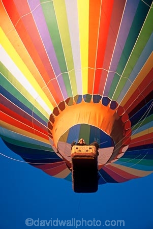 air;balloons;blue;color;colors;colour;colours;flies;flight;fly;green;orange;passenger;passengers;people;person;purple;red;sky;tourism;tourist;tourists;travel;yellow