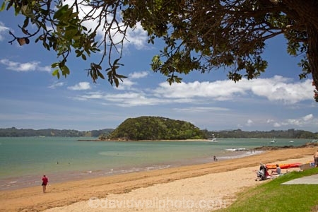 Bay-of-Is;Bay-of-Islands;beach;beaches;coast;coastal;coastline;Motuarahi-Is;Motuarahi-Island;N.I.;N.Z.;New-Zealand;NI;North-Is;North-Is.;North-Island;Northland;NZ;Paihia;people;person;sand;sandy;shore;shoreline;summer;tourism;tourist;tourists