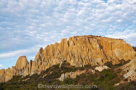 bluff;bluffs;Clay-Cliffs;cliff;cliffs;erode;eroded;erosion;grooved;N.Z.;New-Zealand;North-Otago;NZ;Omarama;Otago;S.I.;SI;sky;South-Island;steep;Waitaki-District;weathered;weathering