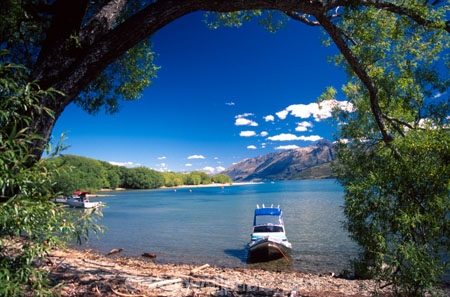 Glenorchy;Central-Otago;Lake-Wakatipu;Wakatipu;lake;water;blue;green;shore;tree;trees;boat;boats;boating;mountain;mountains;bay;hang;hanging;branch;arc;arch;holiday;tourism;holidays