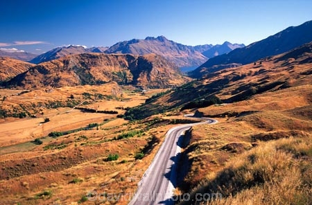 dry;golden;grass;hill;hills;hot;mountain;mountains;new-zealand;Queenstown;road;roads;south-island;steep;summer;transport;uphill;wakatipu;wakatipu-basin