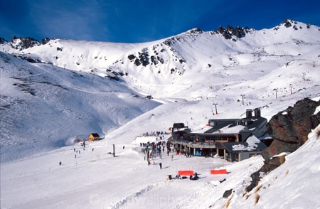 board;boarder;boarders;boarding;chairlift;learn;learners;lift;resort;rope;ropes;ski-field;ski-fields;skier;skiers;skifield;skifields;skiing;slope;slopes;snow;snowboard;snowboarder;snowboarders;snowboarding;tow;winter;winter-sports