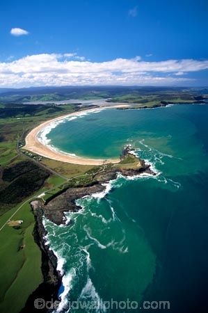 New-Zealand;coast;coastal;coastline;shore;shoreline;beach;beaches;sand;sandy;waves;wave;sea;ocean;Pacific;bay;colour;color;farmland;rural;marine;rugged;Southern-Scenic-Route