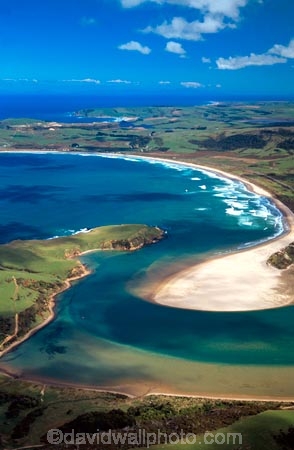 New-Zealand;coast;coastal;coastline;shore;shoreline;beach;beaches;sand;sandy;waves;wave;sea;ocean;Pacific;bay;colour;color;farmland;rural;marine;rugged;Southern-Scenic-Route