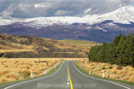 bend;bends;centre-line;centre-lines;centre_line;centre_lines;centreline;centrelines;corner;corners;driving;highway;highways;Mossburn;New-Zealand;open-road;open-roads;red-tussock-reserve;Road;road-trip;roads;South-Island;Southland;straight;transport;transportation;travel;traveling;travelling;trip