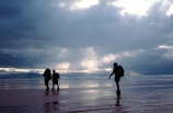walks;tramper;trampers;tramping;tramp;pack;backpack;hiker;hike;hikers;walk;walker;walkers;walking;hiking;beach;beaches;godrays;god_rays;god-rays;clouds;stormy;overcast;light;dusk;grey;people;persons;walking;short;sand