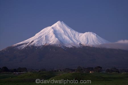 dusk;Egmont-N.P.;Egmont-National-Park;Egmont-NP;evening;Mount-Egmont;Mount-Taranaki;Mount-Taranaki-Egmont;Mountain;mountainous;mountains;mt;Mt-Egmont;Mt-Taranaki;Mt-Taranaki-Egmont;mt.;Mt.-Egmont;Mt.-Taranaki;Mt.-Taranaki-Egmont;N.I.;N.Z.;New-Zealand;NI;night;nightfall;North-Is;North-Is.;North-Island;NZ;Opunake;season;seasonal;seasons;snow;Taranaki;twilight;volcanic;volcano;volcanoes;winter