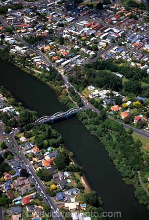 beach;beaches;bridge;bridges;curve;curves;house;houses;residential;rivers;town