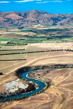 rivers;landscape;agriculture;rural;farming;farms;farm-blocks;block;land;landscape;hill;range;mountain;mountain-range;cultivated;Clutha;winding;curve;curving;river-course;dry;central-otago;arid;irrigation;field;fields;paddock;paddocks;meadow;meadows