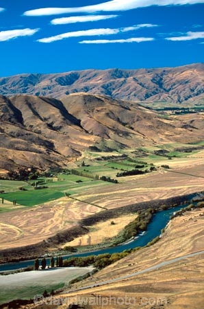 rivers;landscape;agriculture;rural;farming;farms;farm-blocks;block;land;landscape;hill;range;mountain;mountain-range;cultivated;Clutha;winding;curve;curving;river-course;dry;central-otago;arid;irrigation;field;fields;paddock;paddocks;meadow;meadows