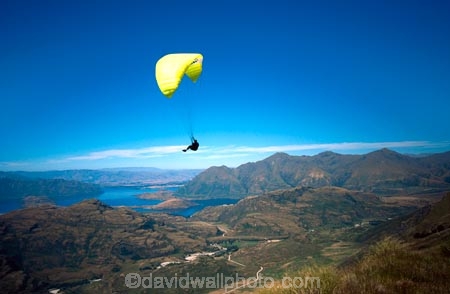 parachute;yellow-parachute;distant;distance;river;lake;paraglide;paragliding;parapont;paraponter;paraglider;float;floating;drift;drifting;recreation;recreational