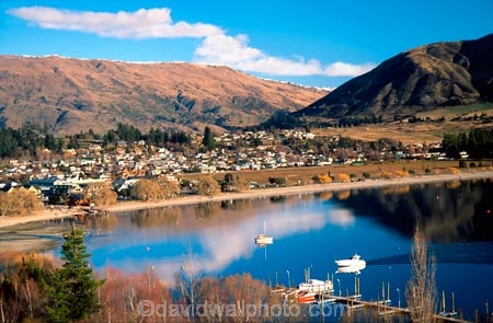 lake-wanaka;lake;water;bay;bays;township;boat;boats;beach;beaches;holiday-location;vacation;holiday;vacation-location;development;development-location;reflect;reflecting;reflection;wake;jetty;boat-dock