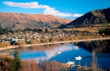 lake-wanaka;lake;water;bay;bays;township;boat;boats;beach;beaches;holiday-location;vacation;holiday;vacation-location;development;development-location;reflect;reflecting;reflection;wake;jetty;boat-dock