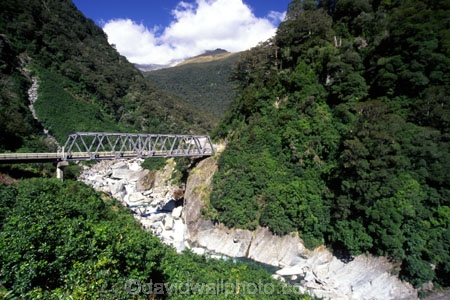 alps;bridge;bridges;divide;haast-pass;highway;main;main-divide;mountaineous;mountains;pass;passes;riverbeds;rivers;southern