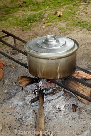 cook;cooking;Coral-Coast;Fij;Fiji-Islands;fire;fires;food;island;islands;Namaqumaqua;Namaqumaqua-village;open-fire;open-fires;Pacific;pot;pots;South-Pacific;Viti-Levu;Viti-Levu-Is;Viti-Levu-Island