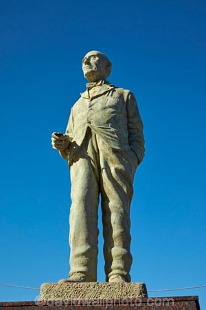 Argentina;Argentine-painter;Argentine-Republic;art;art-work;art-works;B.A.;BA;Benito-Quinquela-Martin;Benito-Quinquela-MartÃ­n;Boca;Buenos-Aires;Don-Benito-Quinquela-Martin;Don-Benito-Quinquela-MartÃ­n;famous-painter;La-Boca;La-Boca-Barrio;Latin-America;Painter;painters;public-art;public-art-work;public-art-works;public-sculpture;public-sculptures;sculpture;sculptures;South-America;statue;statues;Sth-America
